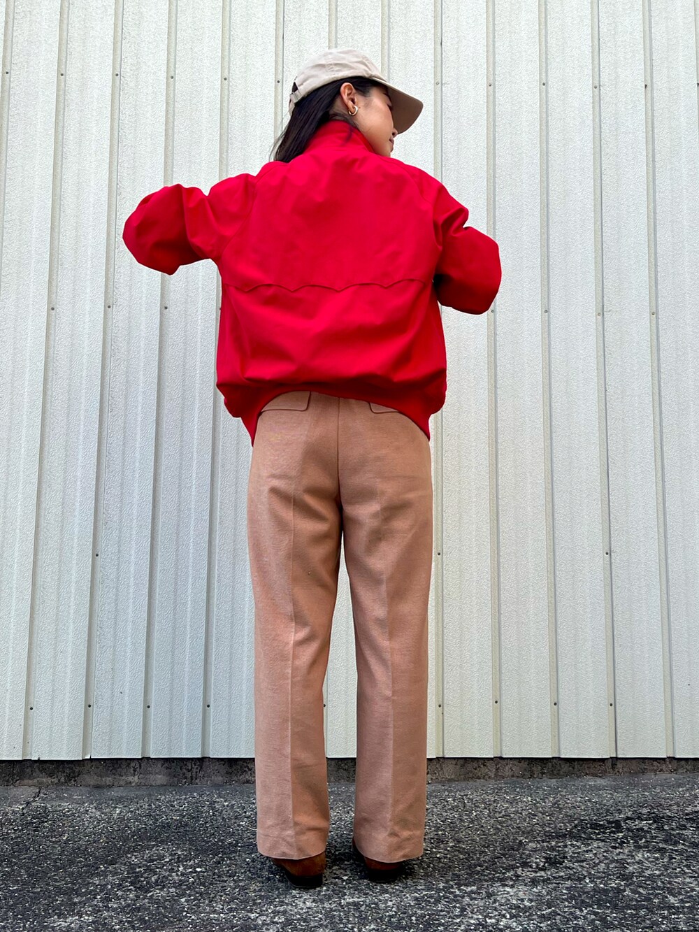 レッド系のその他アウター、ピンク系のスラックス、ブラック系のローファーを着用したレディースの春コーディネートの4枚目の写真