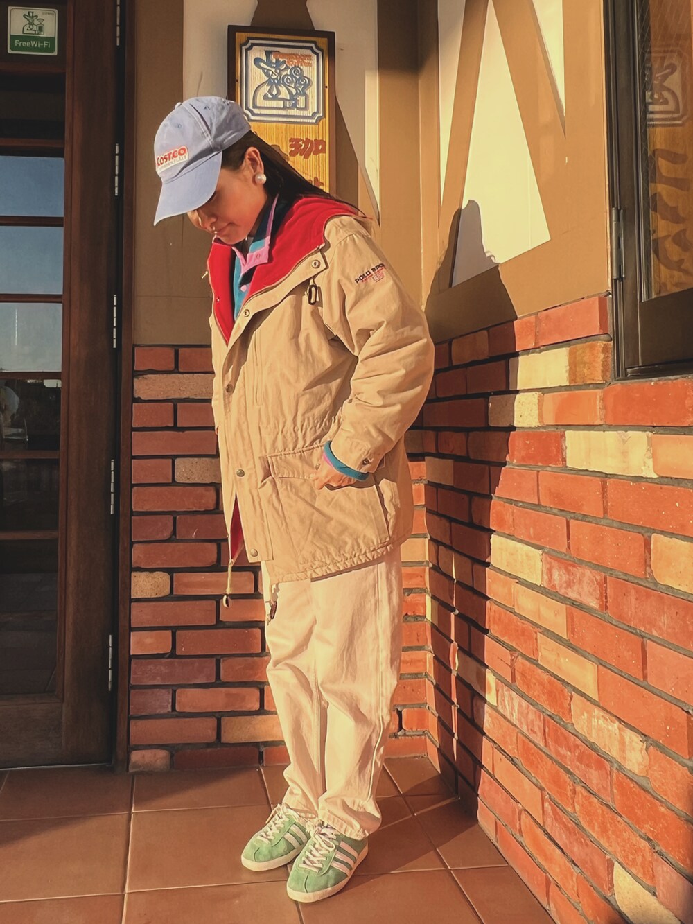 ベージュ系のその他アウター、その他のその他トップス、ベージュ系のデニムパンツを着用したレディースの冬コーディネートの2枚目の写真