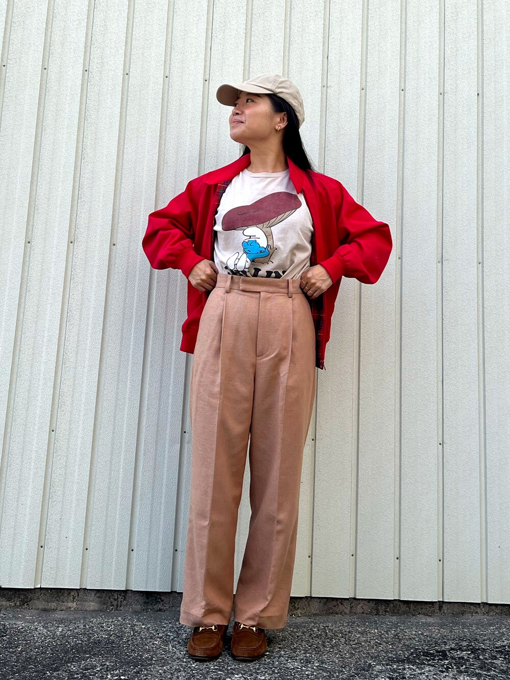 レッド系のその他アウター、ピンク系のスラックス、ブラック系のローファーを着用したレディースの春コーディネートの2枚目の写真