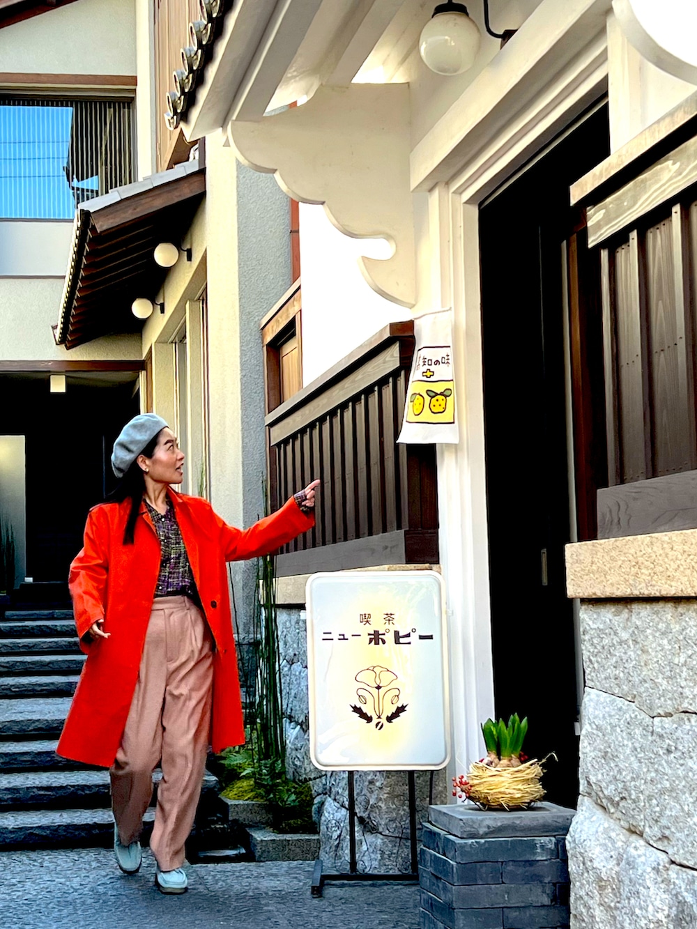 その他のシャツ/ブラウス、オレンジ系のトレンチコート、ブルー系のその他シューズを着用したレディースの冬コーディネートの3枚目の写真