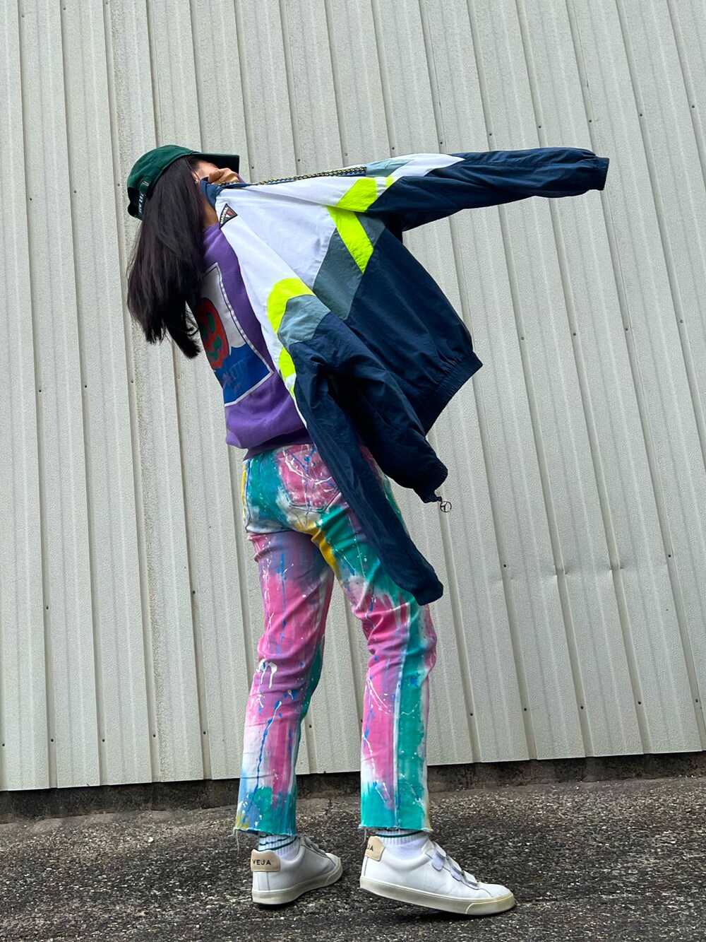 その他のナイロンジャケット、パープル系のスウェット、その他のデニムパンツを着用したレディースの春コーディネートの4枚目の写真