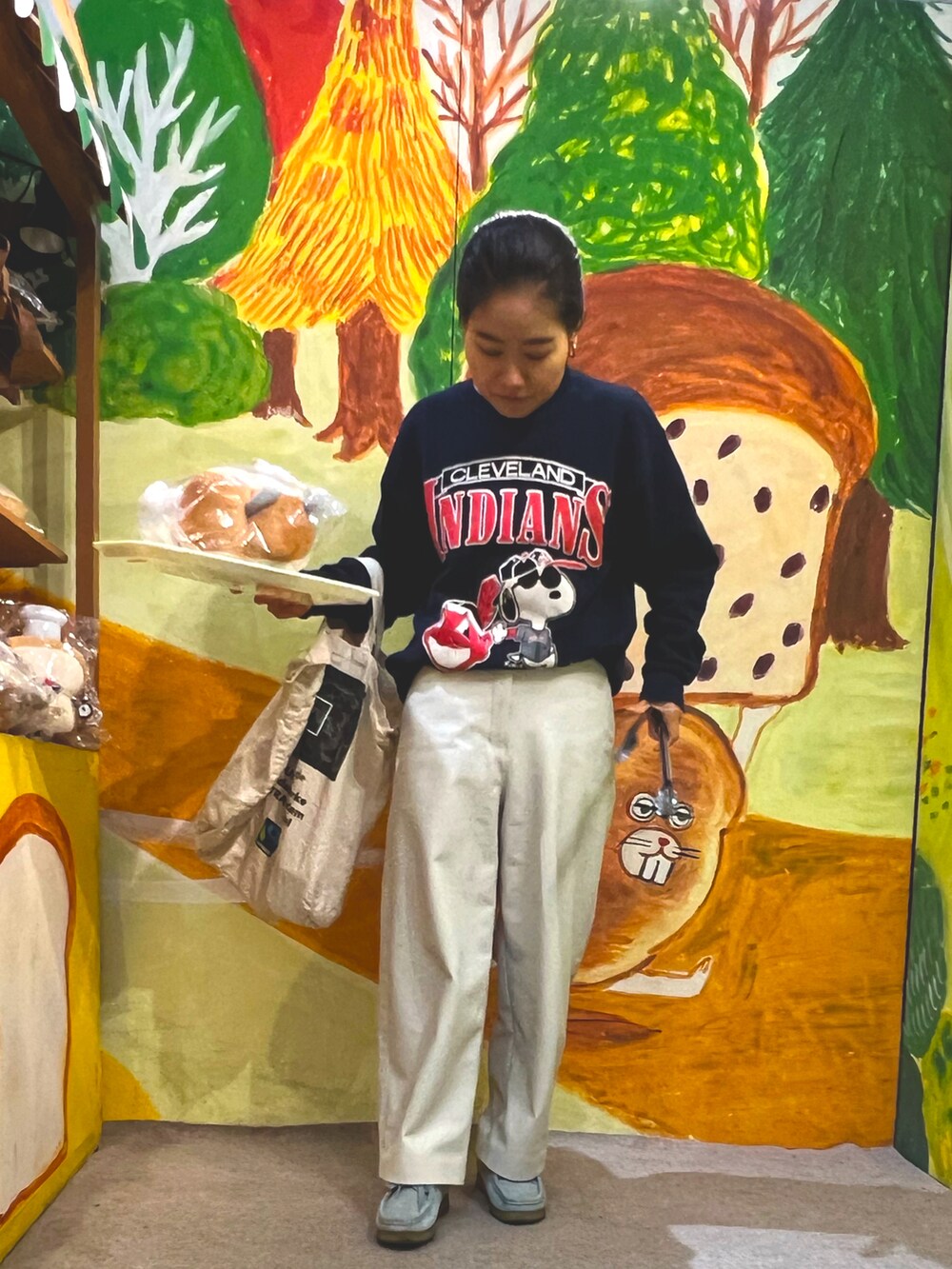 ブルー系のその他シューズ、ベージュ系のその他パンツ、その他のスウェットを着用したレディースの春コーディネートの2枚目の写真