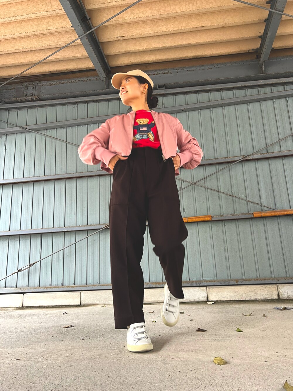 「春、低身長コーデ、春服みてみて、オトナカジュアル、スニーカー、今日のコーデ、ハイウエスト、古着MIX、ポロベアー、ポロラルフローレン、古着女子」｜「cotton onのアイテム（キャップ、ベージュ系）」を使った、moja29さん（レディース・153cm）の春コーディネートの3枚目の写真