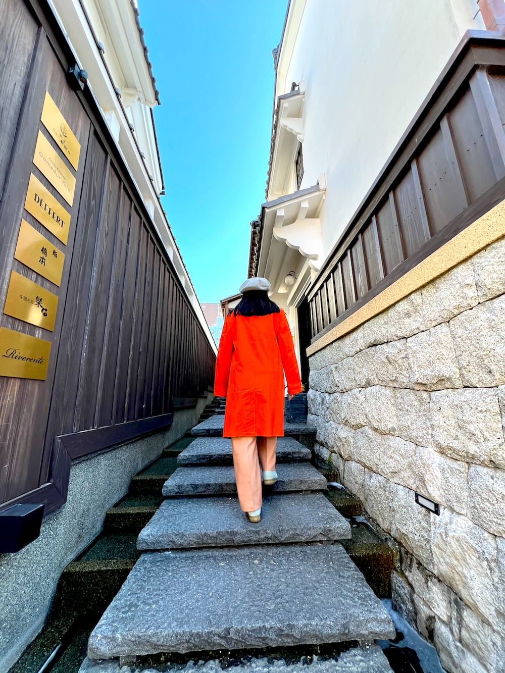 その他のシャツ/ブラウス、オレンジ系のトレンチコート、ブルー系のその他シューズを着用したレディースの冬コーディネートの4枚目の写真