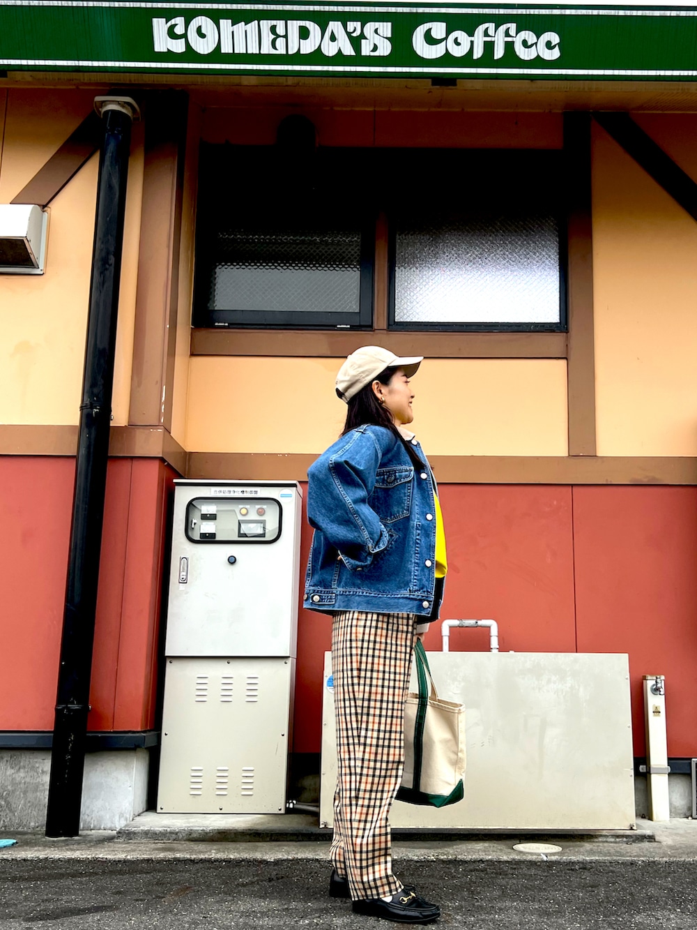 ブラック系のローファー、グリーン系のトートバッグ、その他のスラックスを着用したレディースの春コーディネートの2枚目の写真