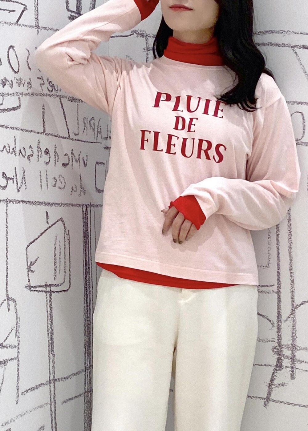 レッド系のTシャツ/カットソー、ブラック系のローファー、ブルー系のピーコートを着用したレディースの冬コーディネートの5枚目の写真