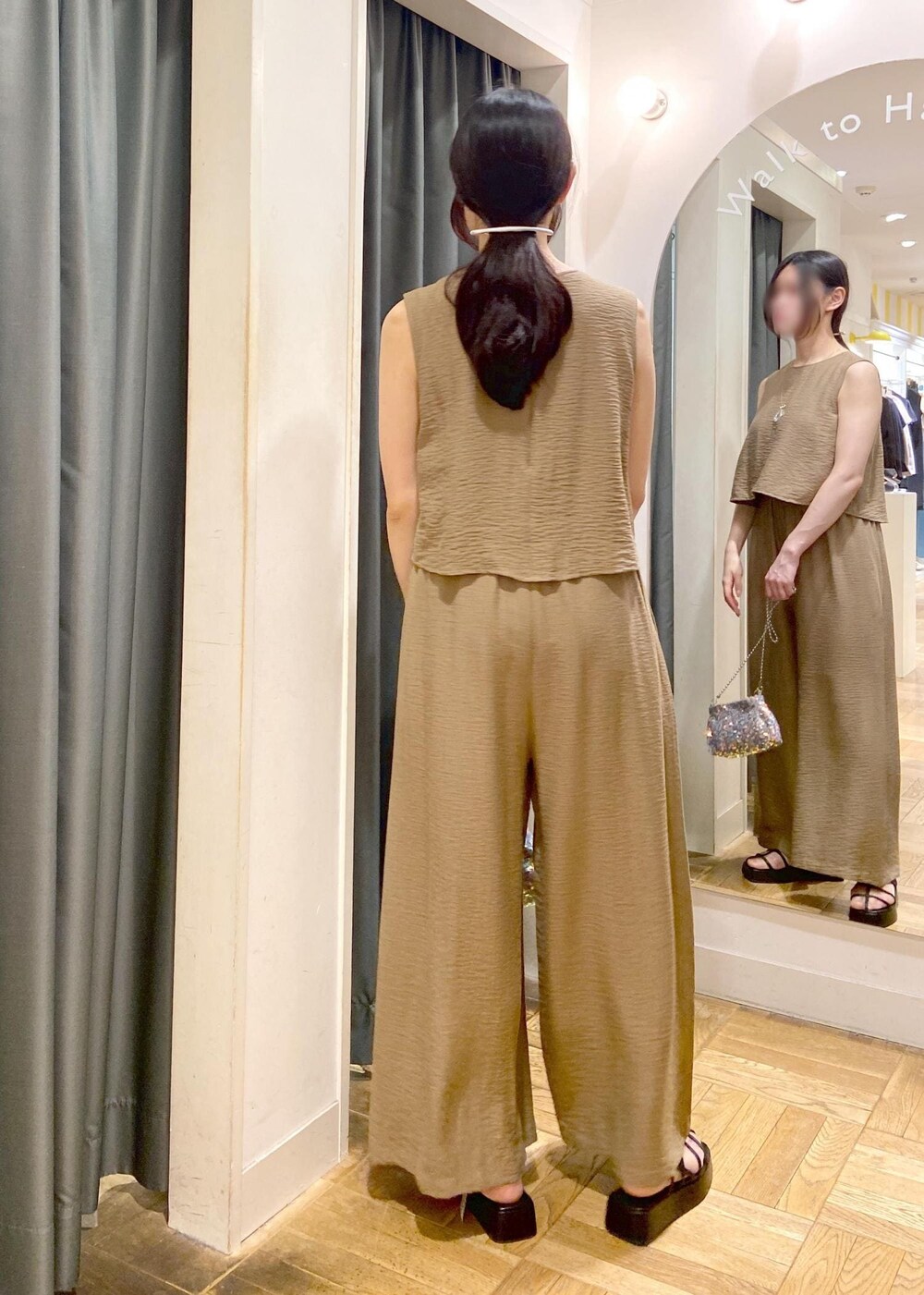 グレー系のショルダーバッグ、ブラック系のサンダル、グリーン系のつなぎ/オールインワンを着用したレディースの夏コーディネートの4枚目の写真