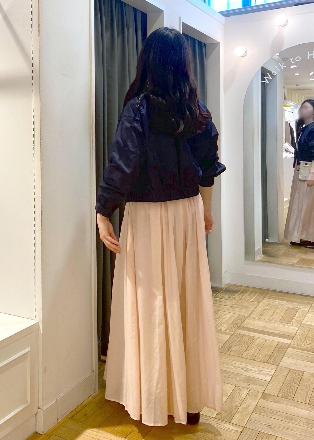 ブラック系のローファー、ピンク系のスカート、ブルー系のブルゾンを着用したレディースの春コーディネートの5枚目の写真