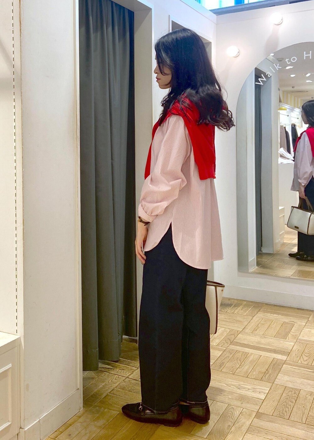 ブラック系のローファー、ピンク系のシャツ/ブラウス、レッド系のカーディガン/ボレロを着用したレディースの春コーディネートの3枚目の写真
