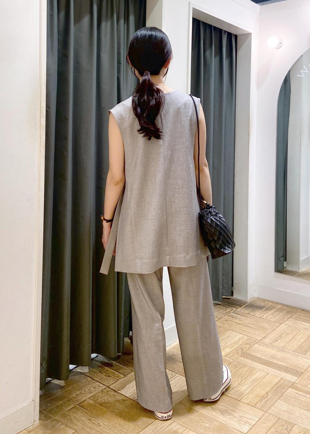 ブラック系のショルダーバッグ、グレー系のキャミソール、グレー系のその他パンツを着用したレディースの春コーディネートの4枚目の写真