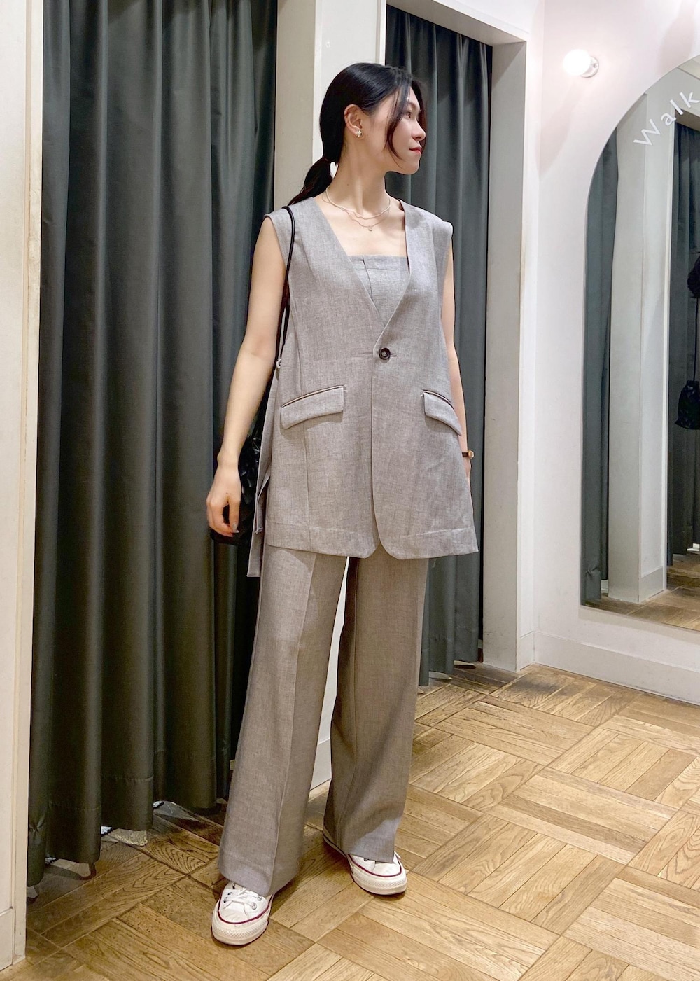 ブラック系のショルダーバッグ、グレー系のキャミソール、グレー系のその他パンツを着用したレディースの春コーディネートの2枚目の写真