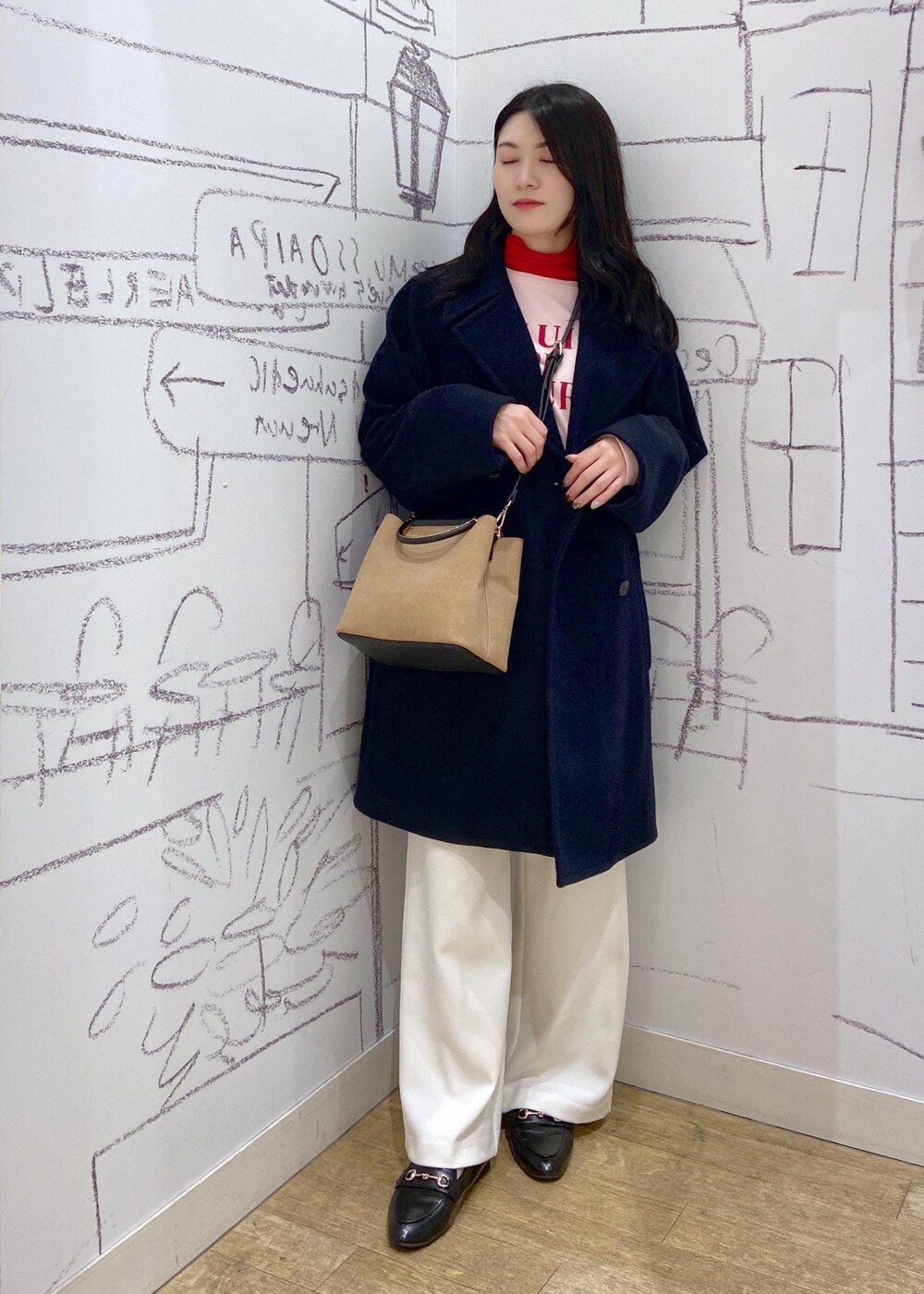 レッド系のTシャツ/カットソー、ブラック系のローファー、ブルー系のピーコートを着用したレディースの冬コーディネートの2枚目の写真