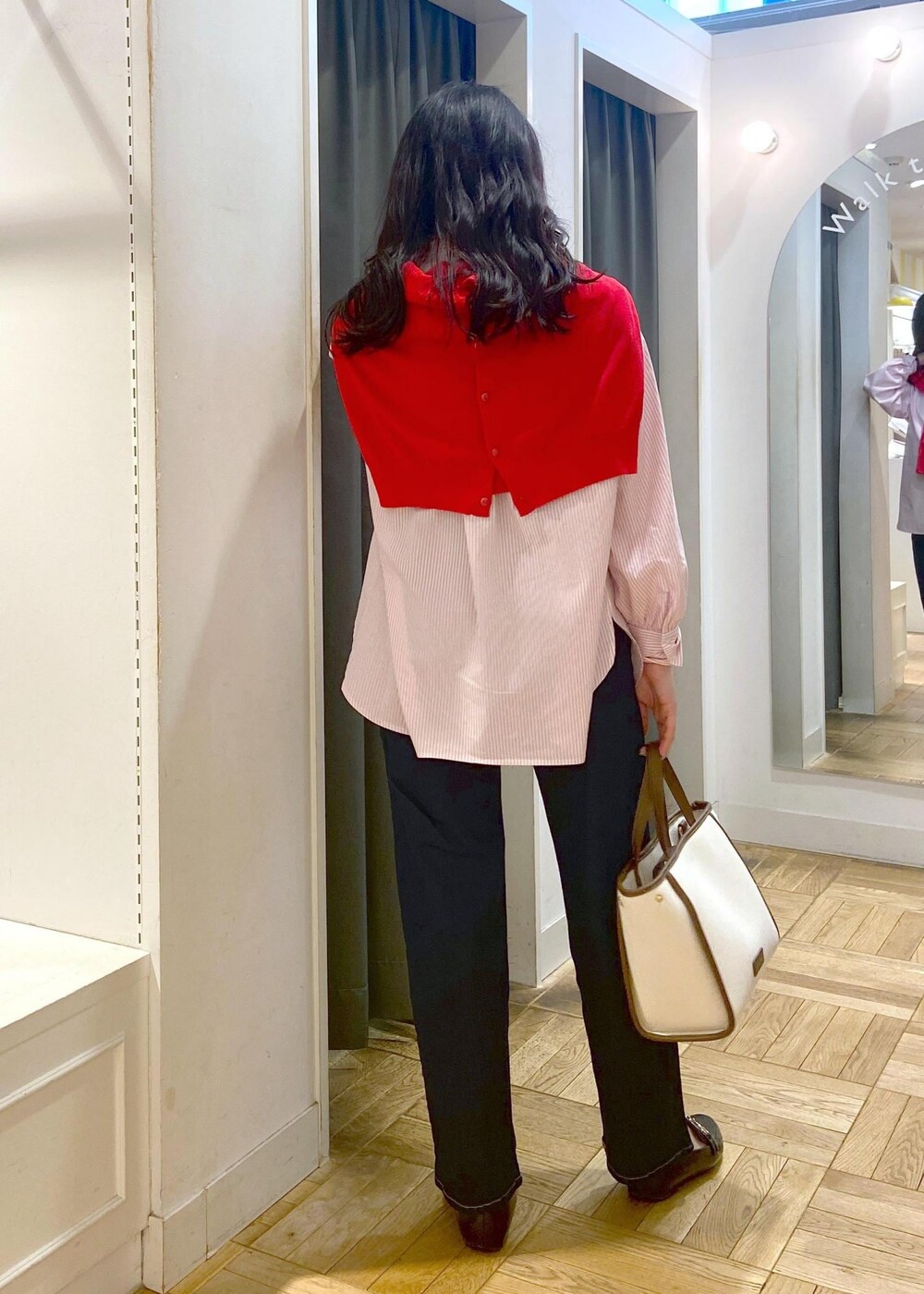 ブラック系のローファー、ピンク系のシャツ/ブラウス、レッド系のカーディガン/ボレロを着用したレディースの春コーディネートの4枚目の写真
