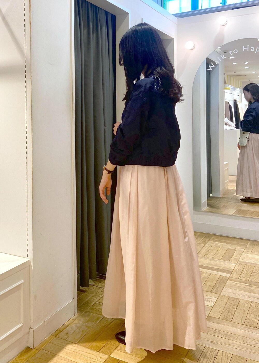 ブラック系のローファー、ピンク系のスカート、ブルー系のブルゾンを着用したレディースの春コーディネートの4枚目の写真