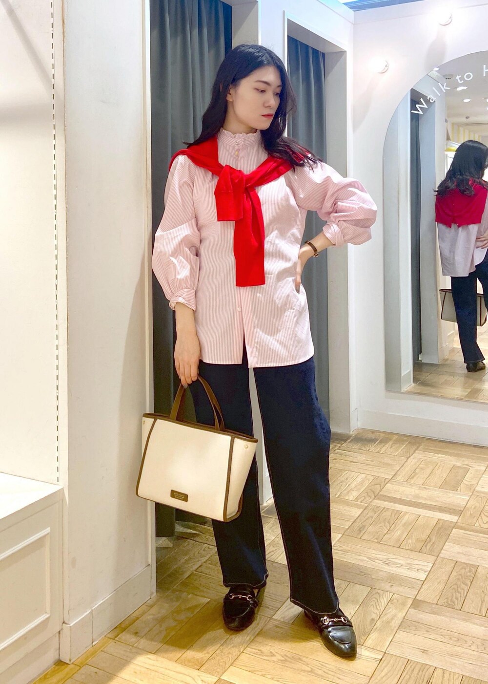 ブラック系のローファー、ピンク系のシャツ/ブラウス、レッド系のカーディガン/ボレロを着用したレディースの春コーディネートの2枚目の写真