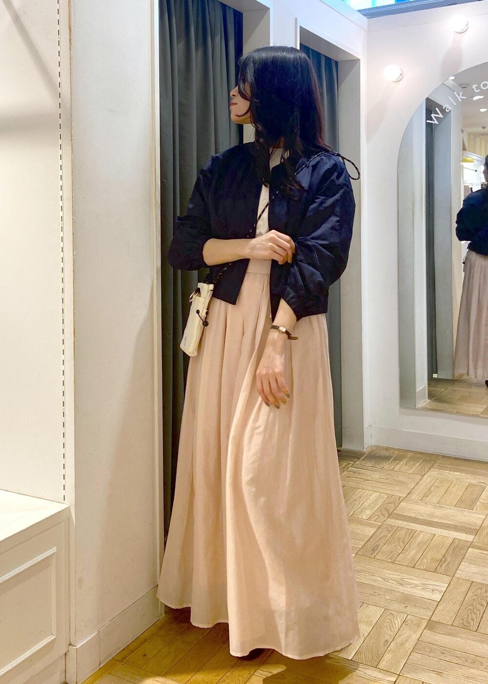 ブラック系のローファー、ピンク系のスカート、ブルー系のブルゾンを着用したレディースの春コーディネートの3枚目の写真