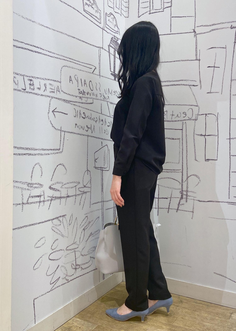 ブラック系のシャツ/ブラウス、ブルー系のパンプス、グレー系のトートバッグを着用したレディースの冬コーディネートの2枚目の写真