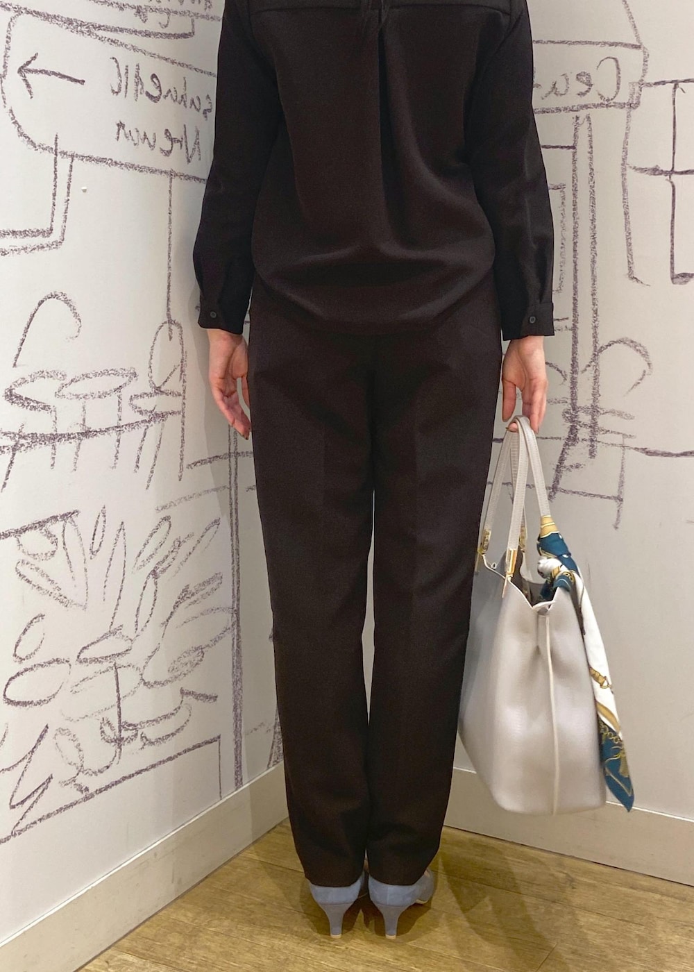 ブラック系のシャツ/ブラウス、ブルー系のパンプス、グレー系のトートバッグを着用したレディースの冬コーディネートの5枚目の写真