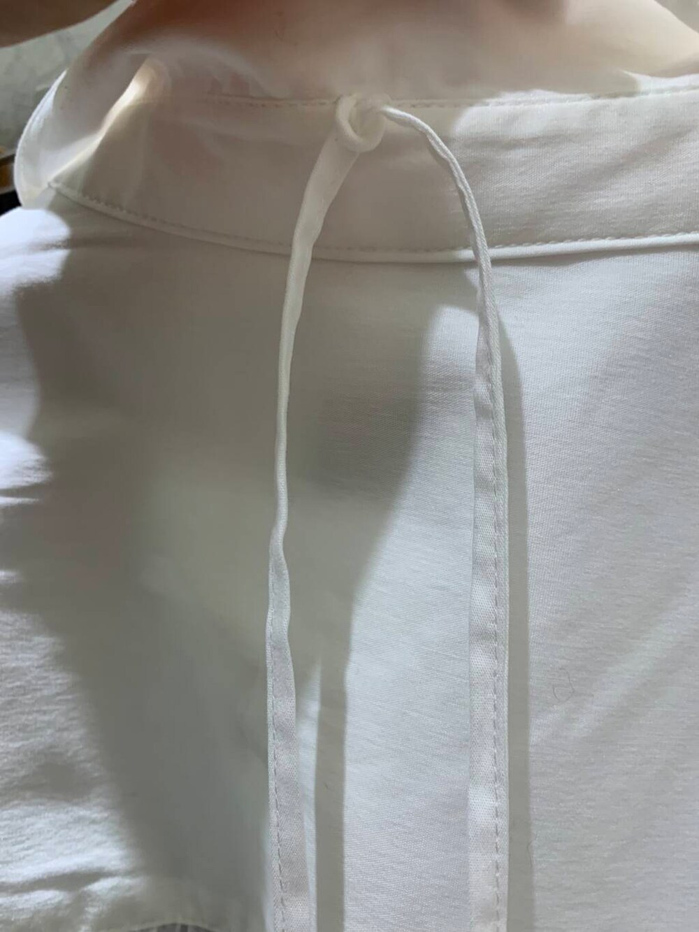 ブラック系のローファー、ホワイト系のシャツ/ブラウス、ブラウン系のカーディガン/ボレロを着用したレディースの秋コーディネートの6枚目の写真