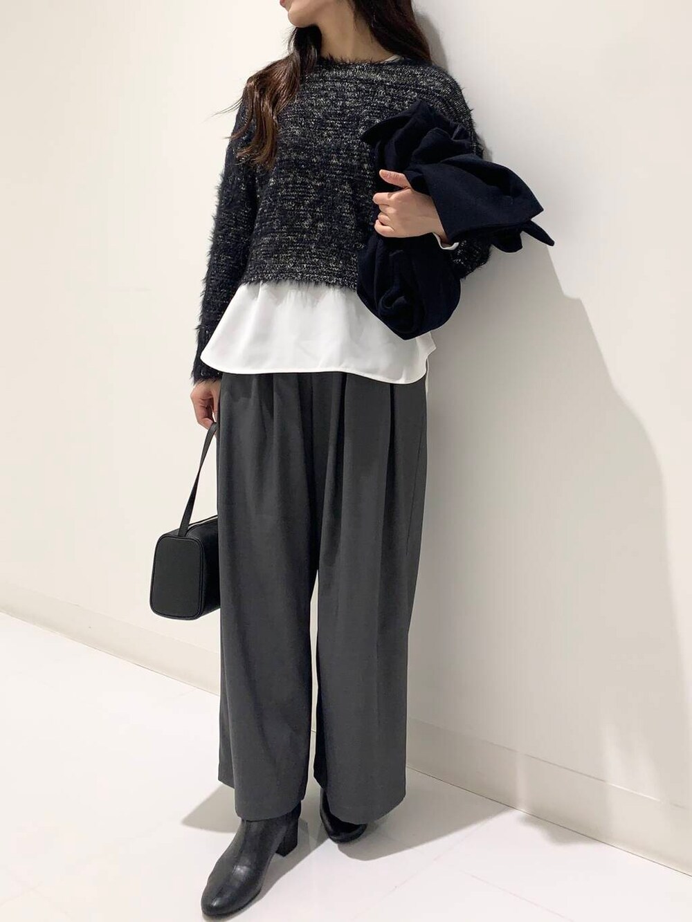 ブラック系のブーツ、ブラック系のハンドバッグ、グレー系のその他パンツを着用したレディースの冬コーディネートの4枚目の写真