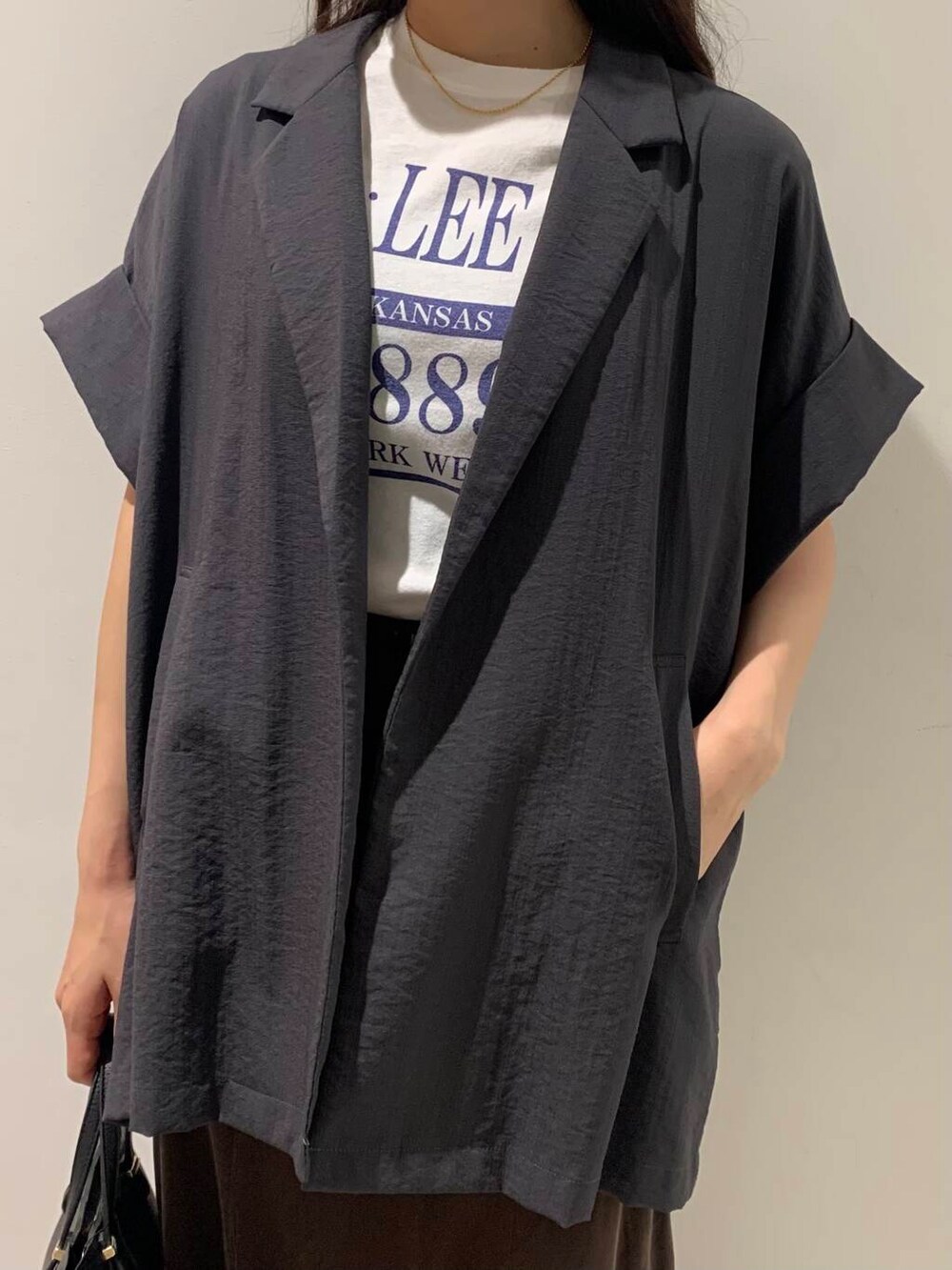 ホワイト系のTシャツ/カットソー、グレー系のテーラードジャケット、ブラック系のバレエシューズを着用したレディースの夏コーディネートの8枚目の写真