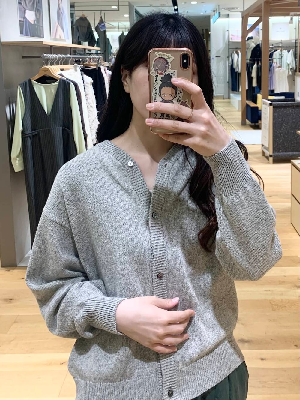 グリーン系のその他パンツ、ブラック系のトートバッグ、ブラック系のサンダルを着用したレディースの春コーディネートの4枚目の写真