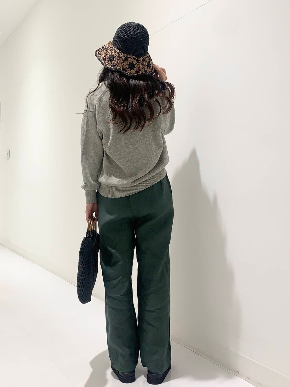 グリーン系のその他パンツ、ブラック系のトートバッグ、ブラック系のサンダルを着用したレディースの春コーディネートの3枚目の写真