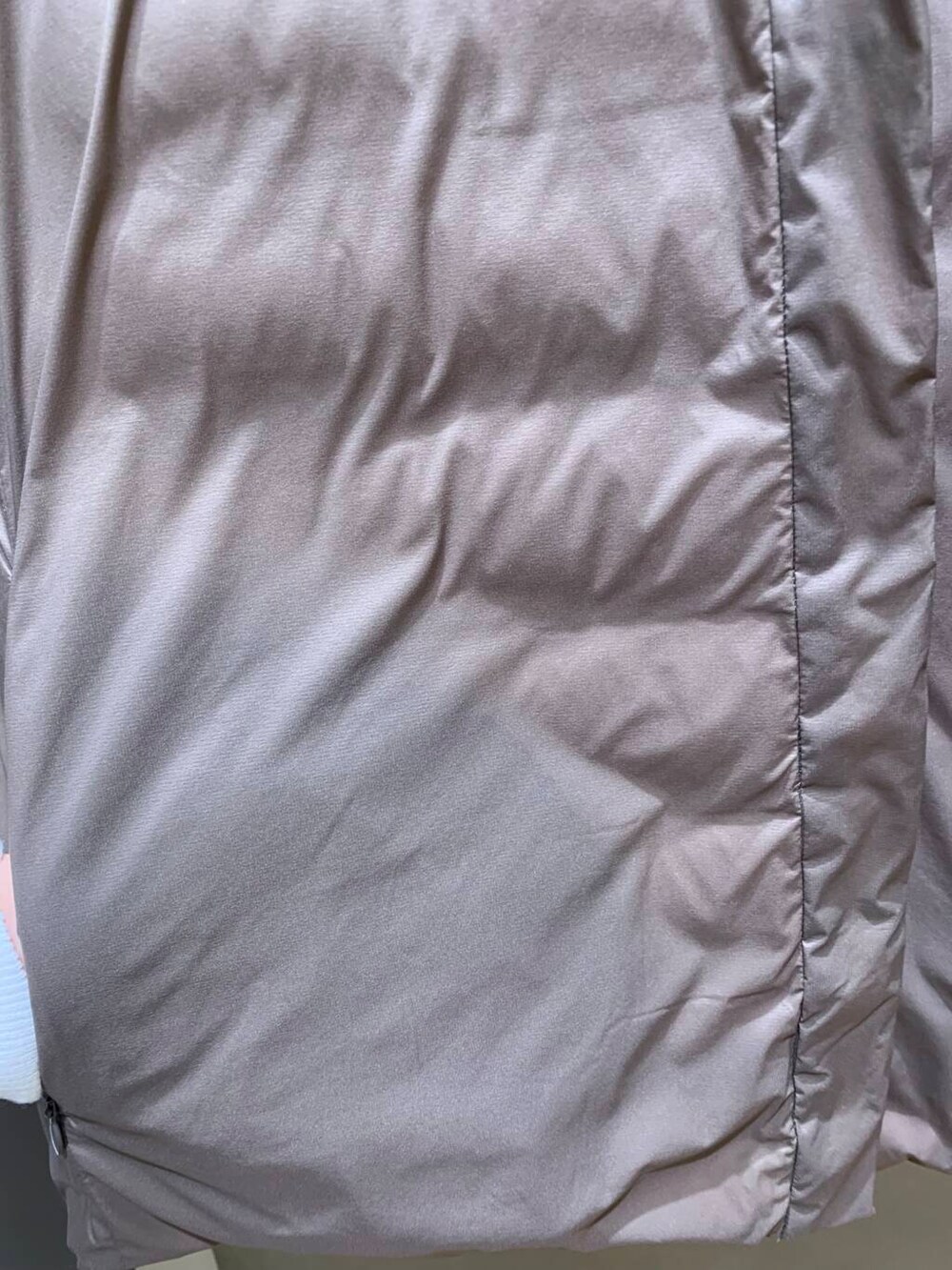 ブラウン系のダウンジャケット/コート、ブラック系のブーツ、ホワイト系のパーカーを着用したレディースの秋コーディネートの6枚目の写真