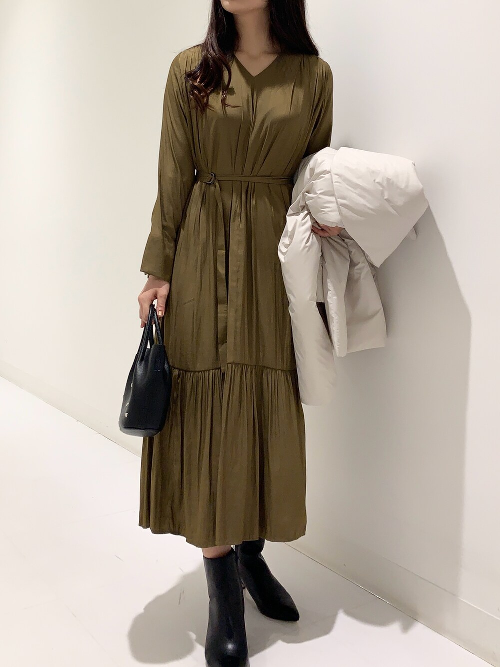 「冬コーデ、クリスマスに着たい服、お出かけコーデ、オトナ女子、キレイめコーデ、高身長コーデ」｜「URBAN RESEARCHのポインテッドトゥブーツ（ブーツ、ブラック系）」を使った、minmi.さん（レディース・165cm）の冬コーディネートの4枚目の写真