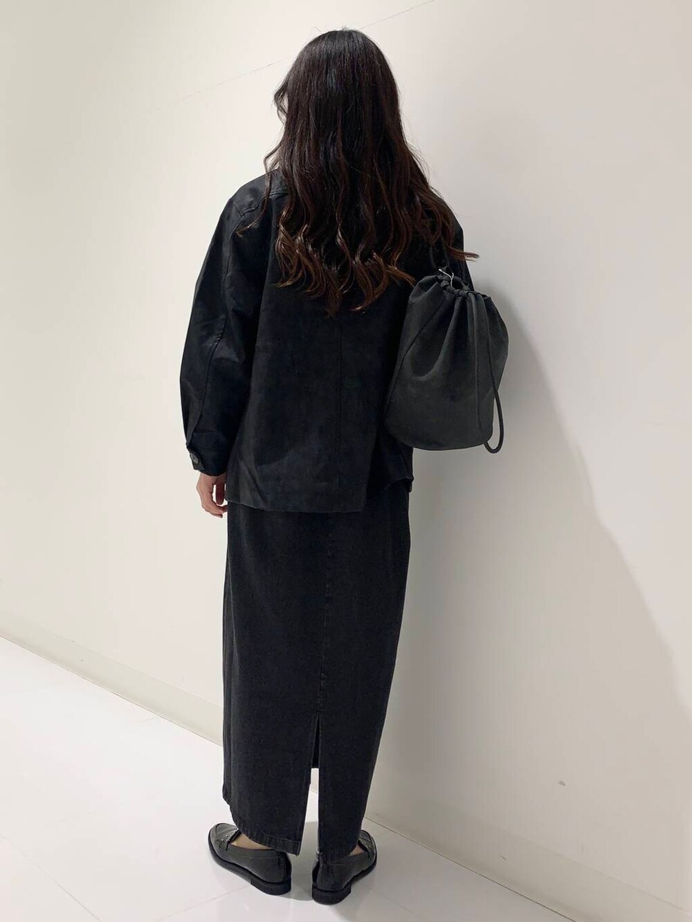 ブラック系のローファー、ブラック系のその他アウター、ホワイト系のTシャツ/カットソーを着用したレディースの冬コーディネートの6枚目の写真