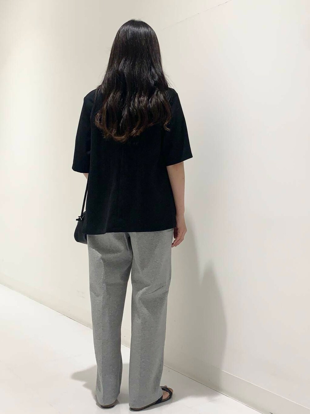 ブラック系のその他アウター、グレー系のTシャツ/カットソー、グレー系のその他パンツを着用したレディースの夏コーディネートの3枚目の写真