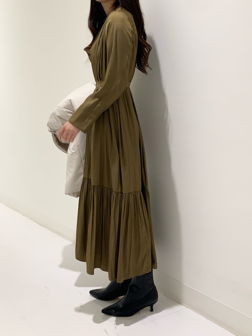 「冬コーデ、クリスマスに着たい服、お出かけコーデ、オトナ女子、キレイめコーデ、高身長コーデ」｜「URBAN RESEARCHのポインテッドトゥブーツ（ブーツ、ブラック系）」を使った、minmi.さん（レディース・165cm）の冬コーディネートの5枚目の写真