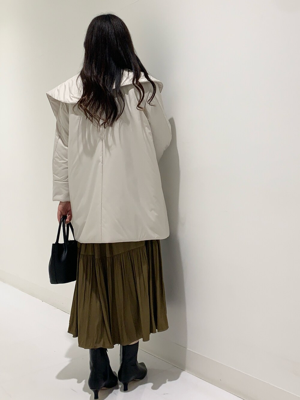 「冬コーデ、クリスマスに着たい服、お出かけコーデ、オトナ女子、キレイめコーデ、高身長コーデ」｜「URBAN RESEARCHのポインテッドトゥブーツ（ブーツ、ブラック系）」を使った、minmi.さん（レディース・165cm）の冬コーディネートの3枚目の写真