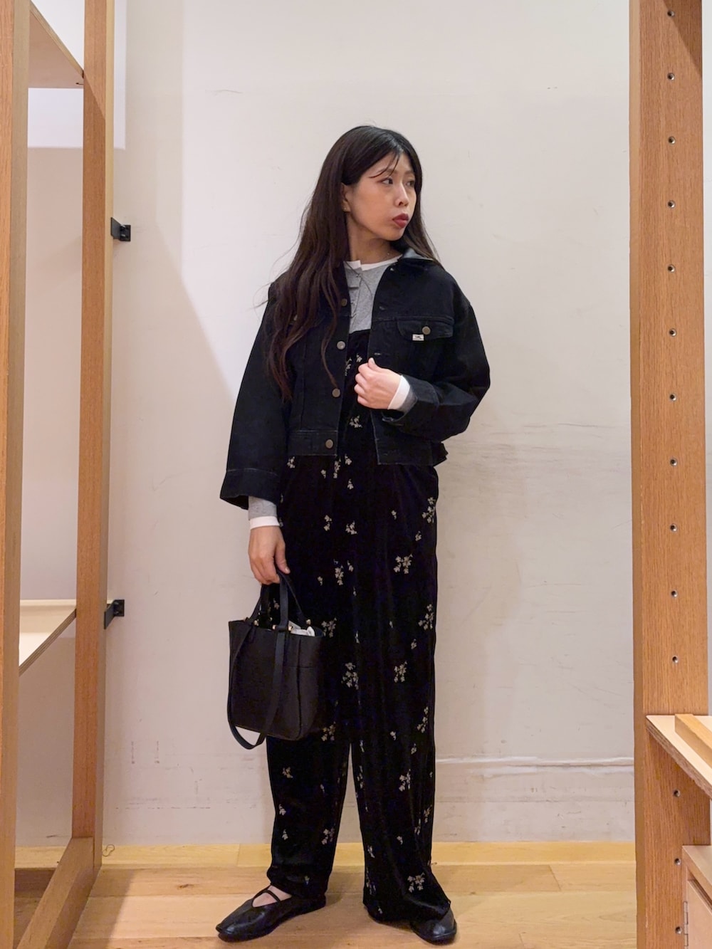 ブラック系のデニムジャケット、グレー系のTシャツ/カットソー、ブラック系のその他パンツを着用したレディースの秋コーディネートの2枚目の写真