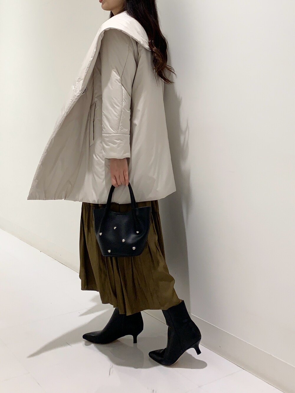 「冬コーデ、クリスマスに着たい服、お出かけコーデ、オトナ女子、キレイめコーデ、高身長コーデ」｜「URBAN RESEARCHのポインテッドトゥブーツ（ブーツ、ブラック系）」を使った、minmi.さん（レディース・165cm）の冬コーディネートの2枚目の写真