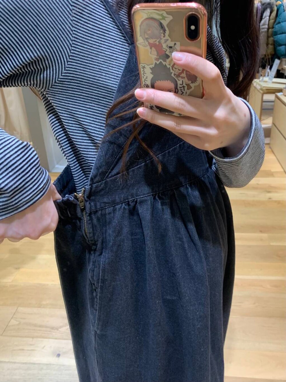 ブラック系のローファー、ブラック系のその他アウター、ホワイト系のTシャツ/カットソーを着用したレディースの冬コーディネートの7枚目の写真