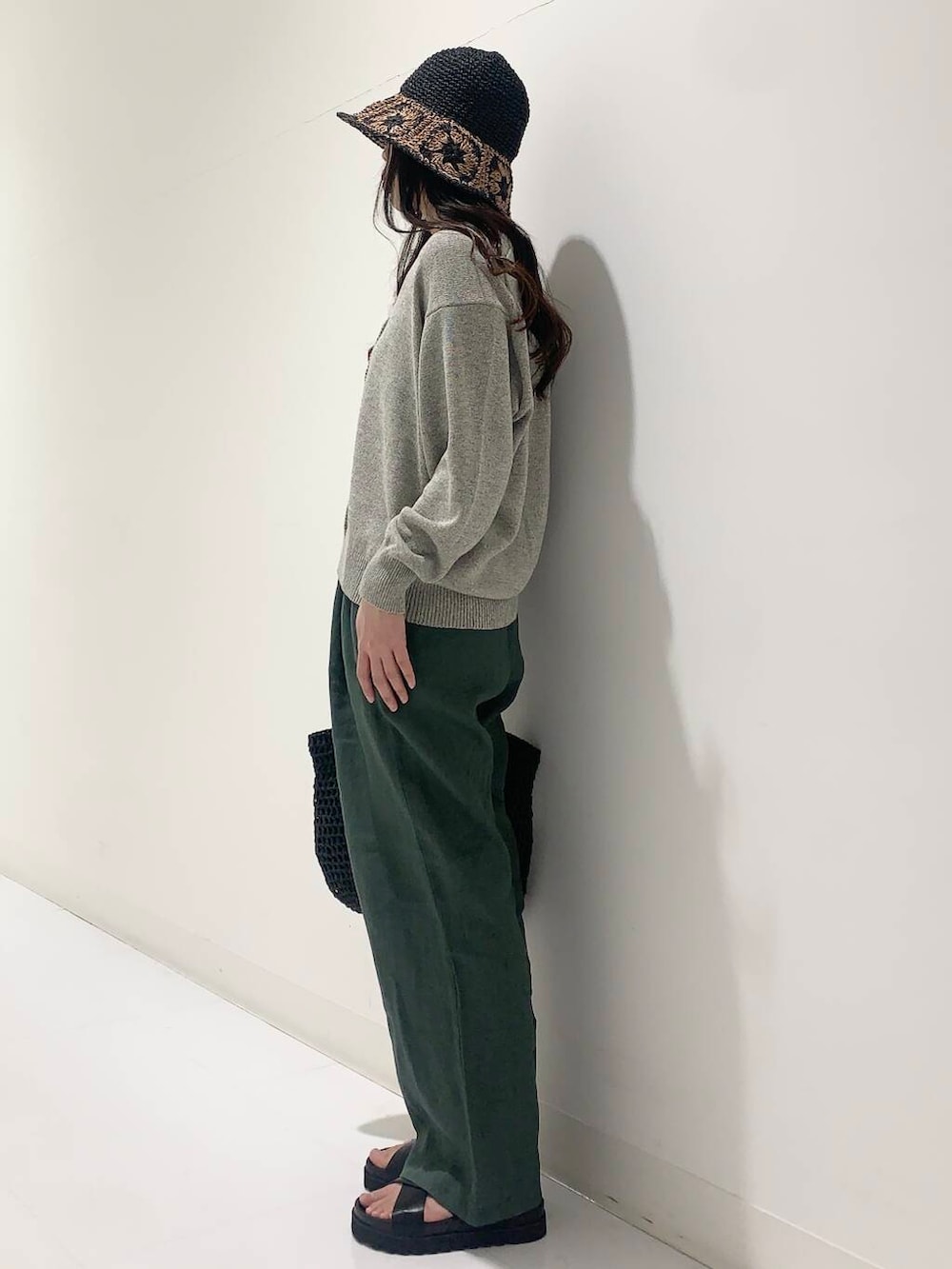 グリーン系のその他パンツ、ブラック系のトートバッグ、ブラック系のサンダルを着用したレディースの春コーディネートの2枚目の写真