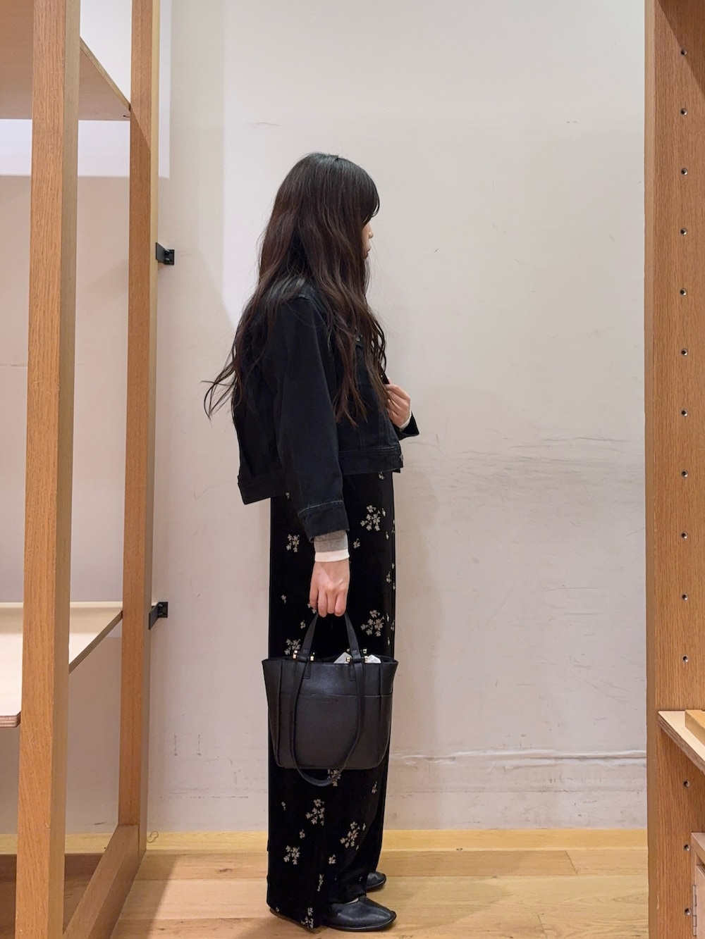 ブラック系のデニムジャケット、グレー系のTシャツ/カットソー、ブラック系のその他パンツを着用したレディースの秋コーディネートの3枚目の写真