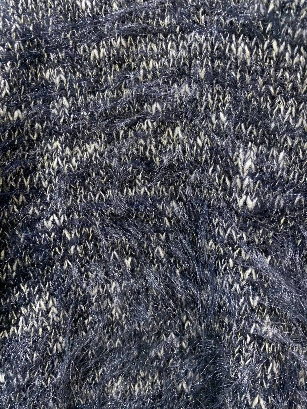 ブラック系のブーツ、ブラック系のハンドバッグ、グレー系のその他パンツを着用したレディースの冬コーディネートの8枚目の写真