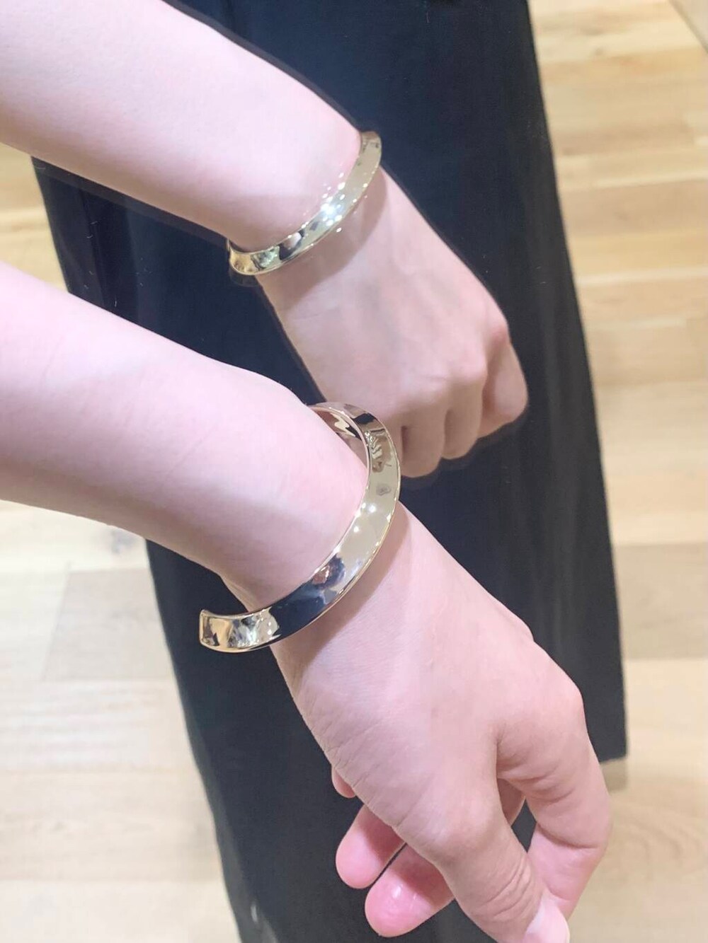 ブラック系のワンピース、ホワイト系のハンドバッグ、ブラック系のバレエシューズを着用したレディースの春コーディネートの6枚目の写真