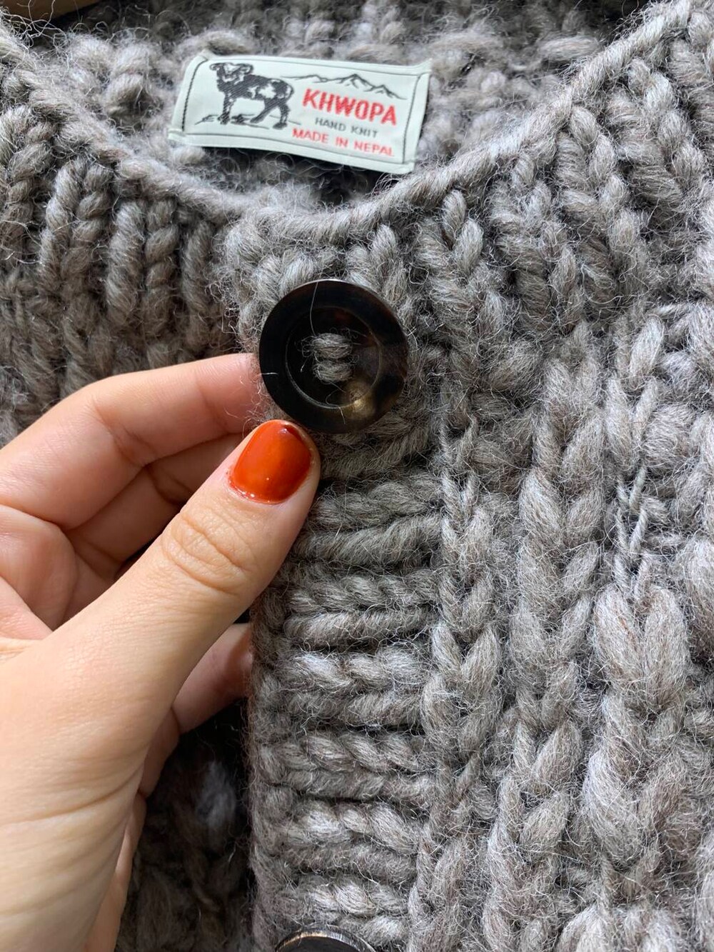 ブラック系のローファー、ホワイト系のシャツ/ブラウス、ブラウン系のカーディガン/ボレロを着用したレディースの秋コーディネートの5枚目の写真