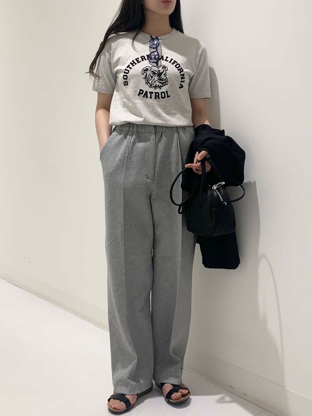 ブラック系のその他アウター、グレー系のTシャツ/カットソー、グレー系のその他パンツを着用したレディースの夏コーディネートの4枚目の写真