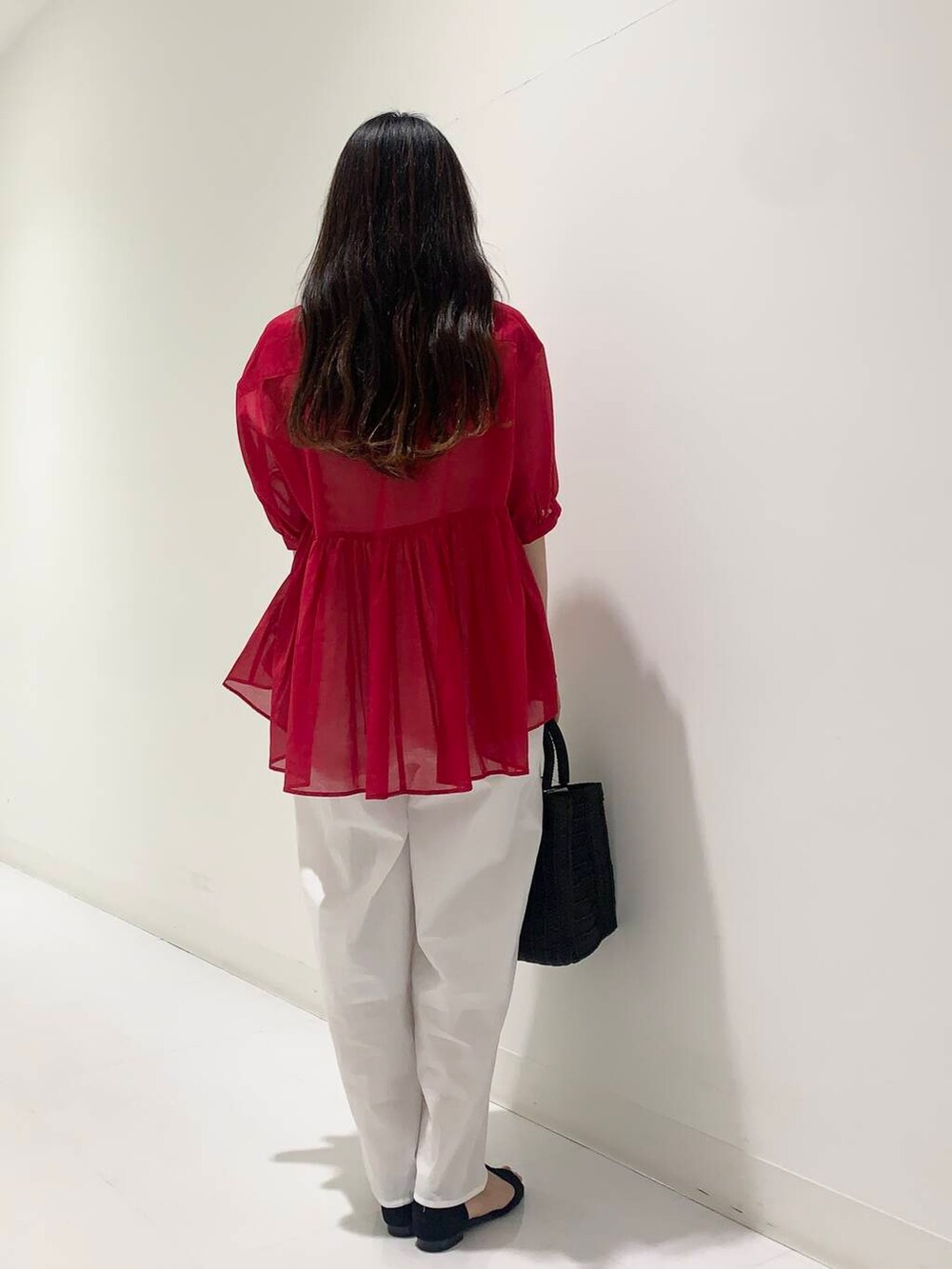 ブラック系のハンドバッグ、ブラック系のサンダル、ピンク系のシャツ/ブラウスを着用したレディースの春コーディネートの3枚目の写真