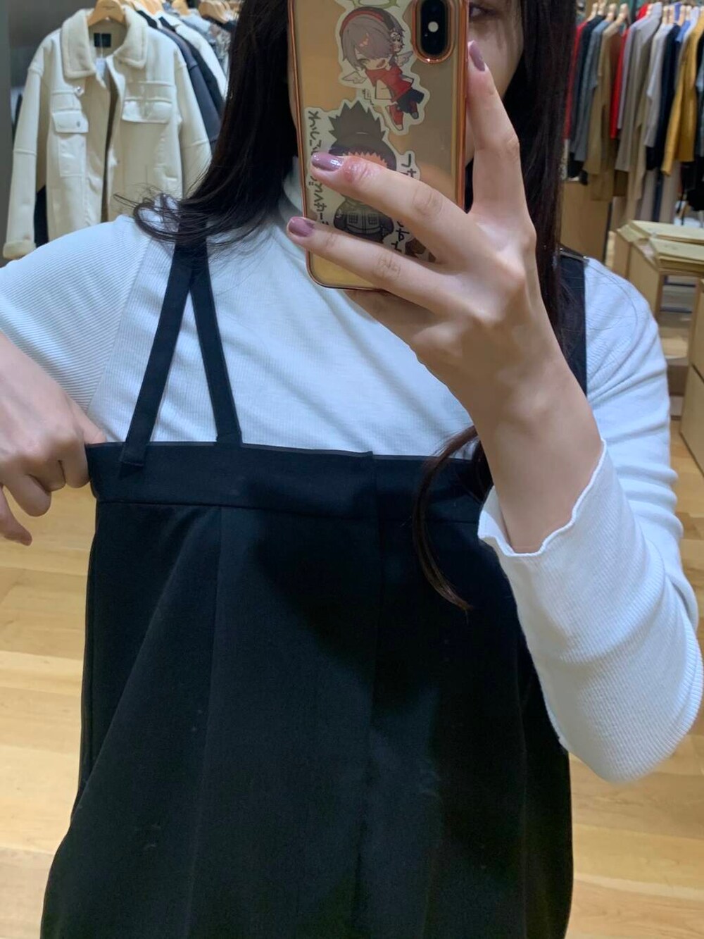 ブラック系のその他シューズ、ベージュ系のカーディガン/ボレロ、ホワイト系のTシャツ/カットソーを着用したレディースの秋コーディネートの7枚目の写真