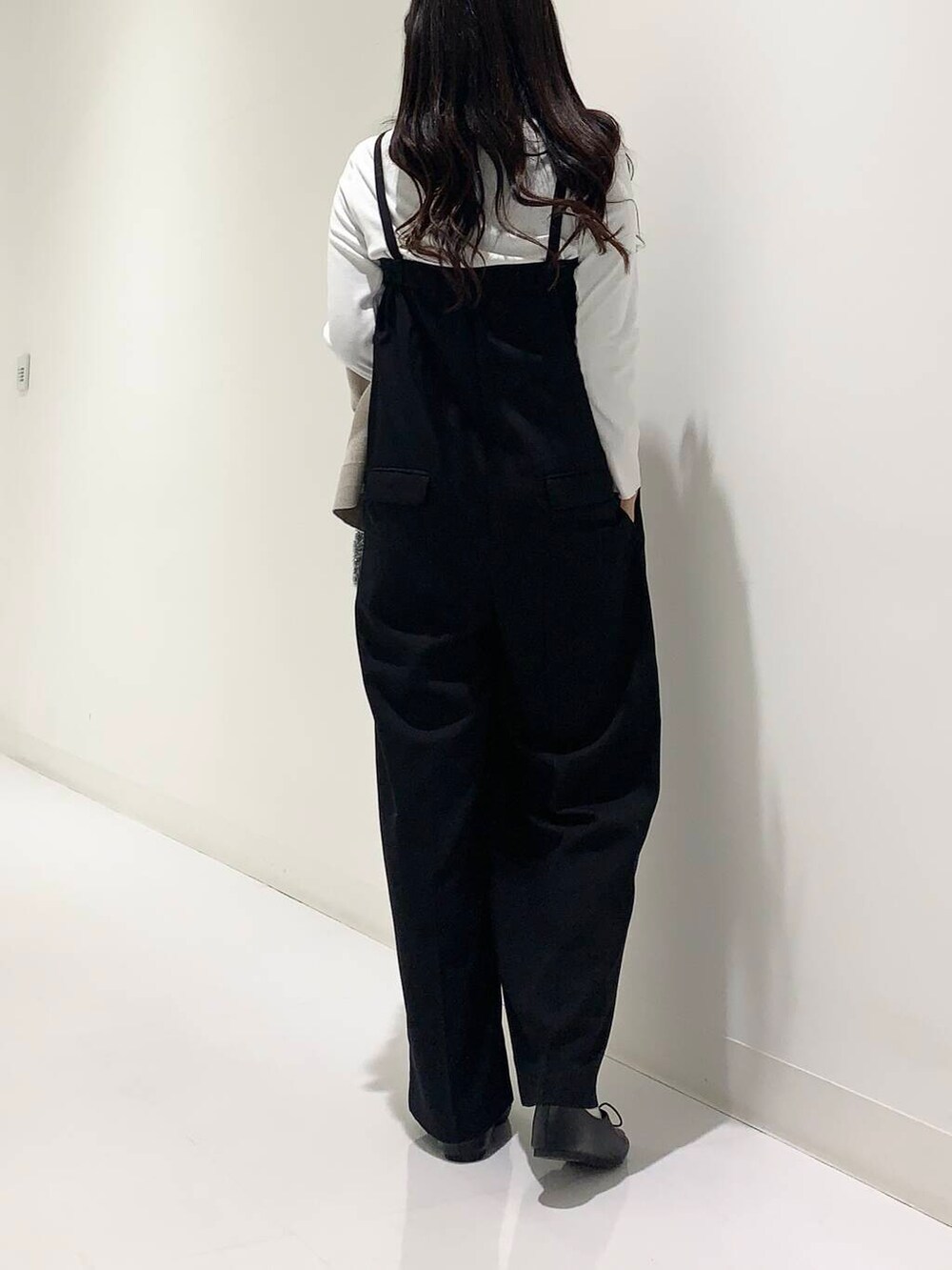 ブラック系のその他シューズ、ベージュ系のカーディガン/ボレロ、ホワイト系のTシャツ/カットソーを着用したレディースの秋コーディネートの6枚目の写真