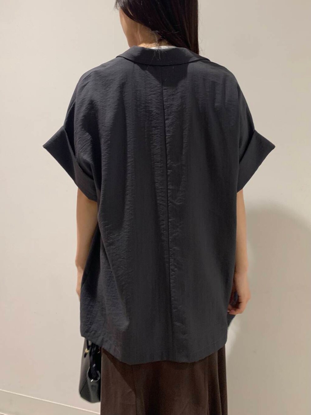 ホワイト系のTシャツ/カットソー、グレー系のテーラードジャケット、ブラック系のバレエシューズを着用したレディースの夏コーディネートの9枚目の写真