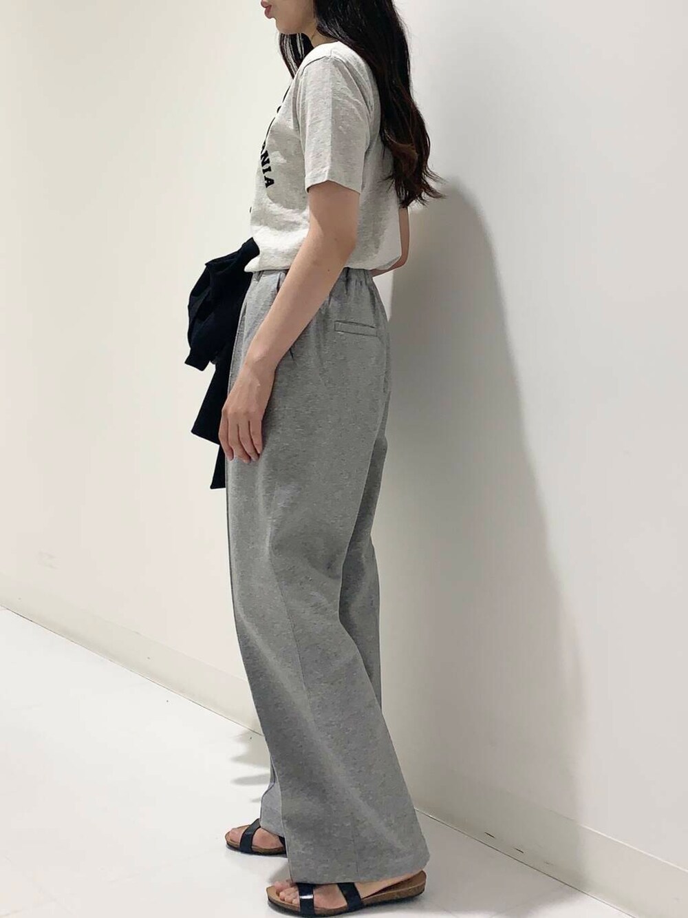 ブラック系のその他アウター、グレー系のTシャツ/カットソー、グレー系のその他パンツを着用したレディースの夏コーディネートの5枚目の写真