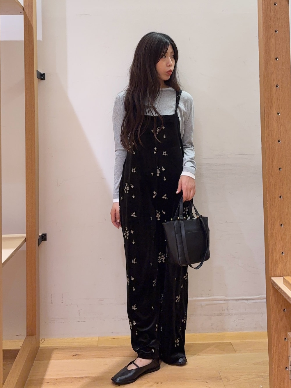 ブラック系のデニムジャケット、グレー系のTシャツ/カットソー、ブラック系のその他パンツを着用したレディースの秋コーディネートの5枚目の写真