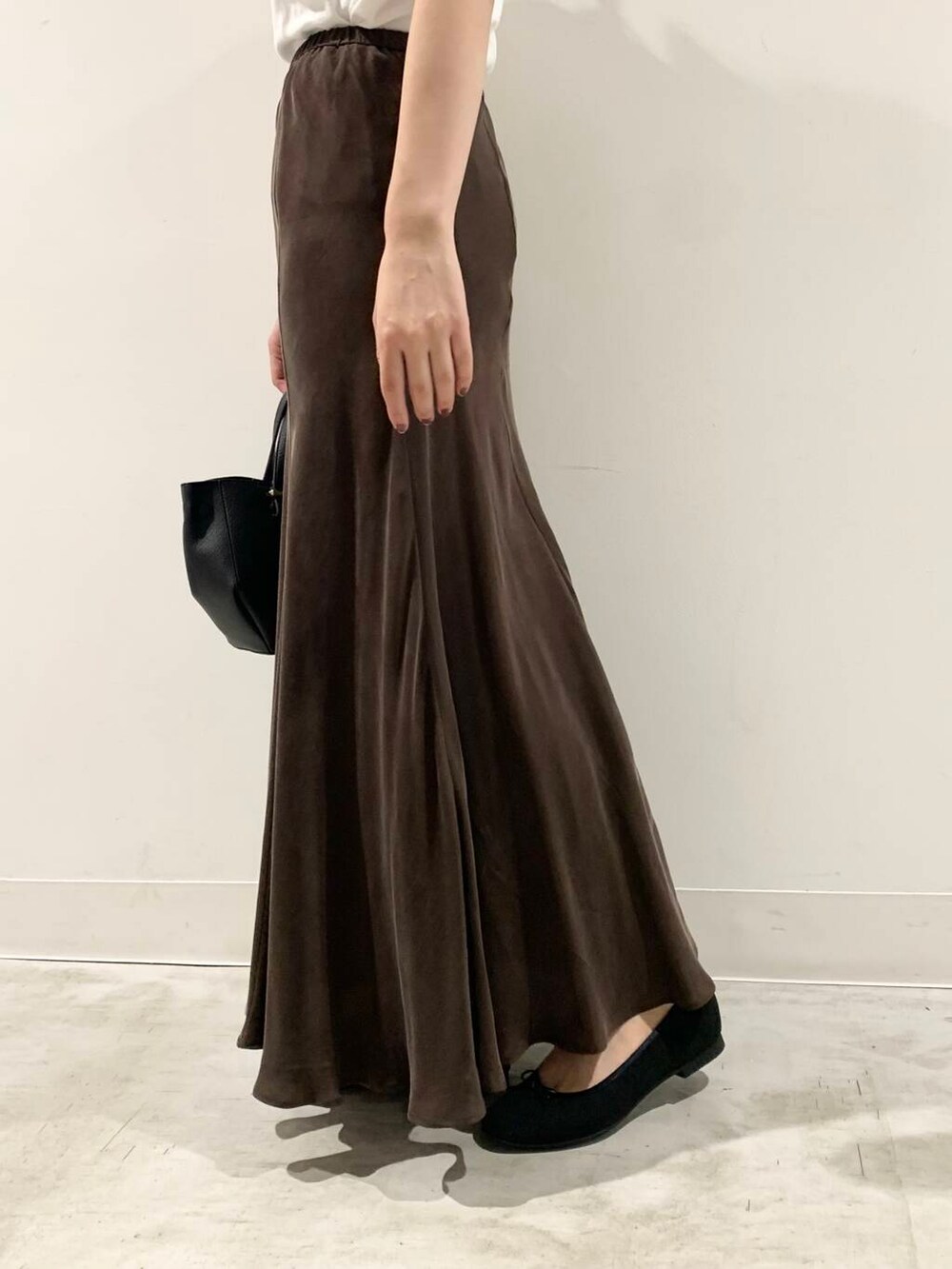 ホワイト系のTシャツ/カットソー、グレー系のテーラードジャケット、ブラック系のバレエシューズを着用したレディースの夏コーディネートの7枚目の写真