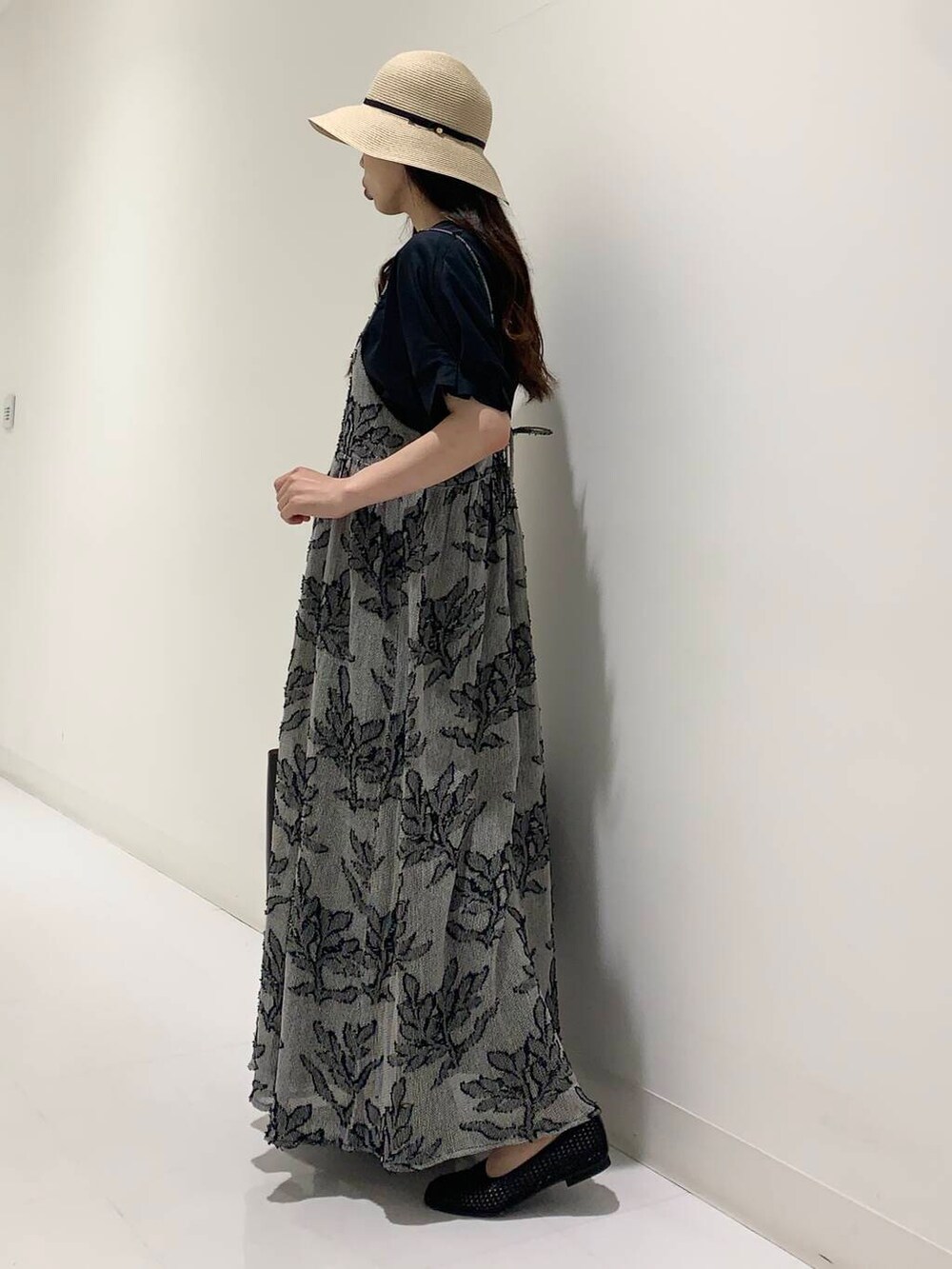 ブラック系のバレエシューズ、ブラック系のTシャツ/カットソー、ブラック系のトートバッグを着用したレディースの春コーディネートの2枚目の写真